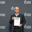 Jan Claussen, Regionalproduktleiter bei Grundfos, mit der Auszeichnung German Design Award 2026 für die Alpha GO