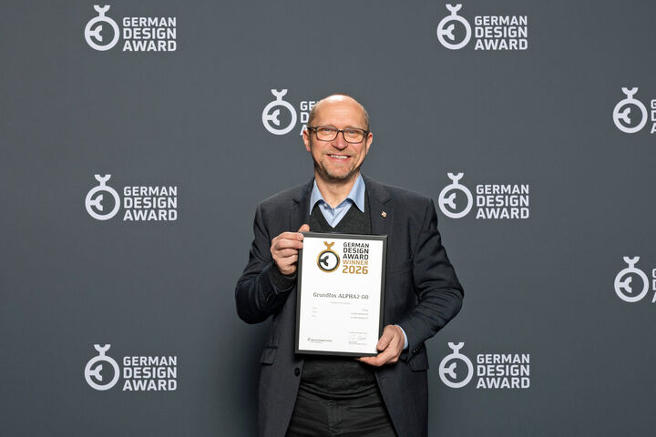 Jan Claussen, Regionalproduktleiter bei Grundfos, mit der Auszeichnung German Design Award 2026 für die Alpha GO