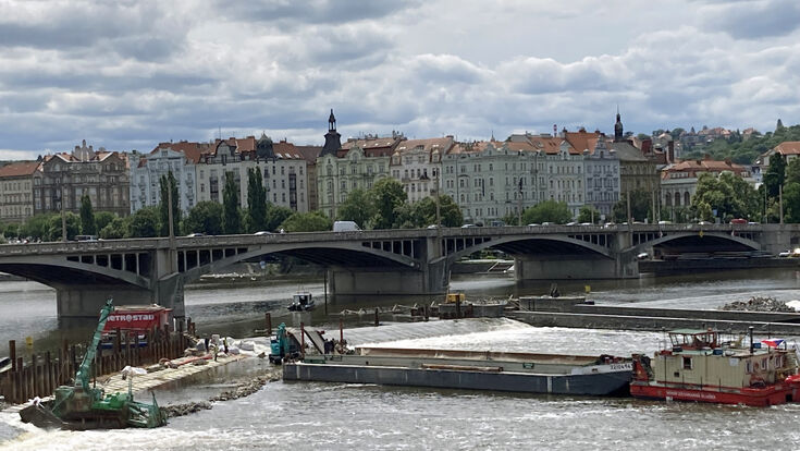 Baumaßnahme im Fluss zur Abhilfe bei Hochwasser in Prag