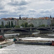 Baumaßnahme im Fluss zur Abhilfe bei Hochwasser in Prag