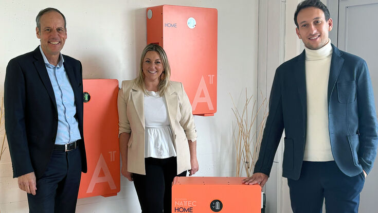 Manfred Zettl, Bettina Haberler und Moritz Monarik von AccuPower mit neuem Natec Home-Stromspeicher mit Natrium-Ionen-Technologie