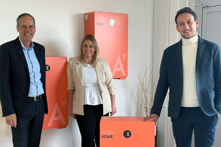 Manfred Zettl, Bettina Haberler und Moritz Monarik von AccuPower mit neuem Natec Home-Stromspeicher mit Natrium-Ionen-Technologie