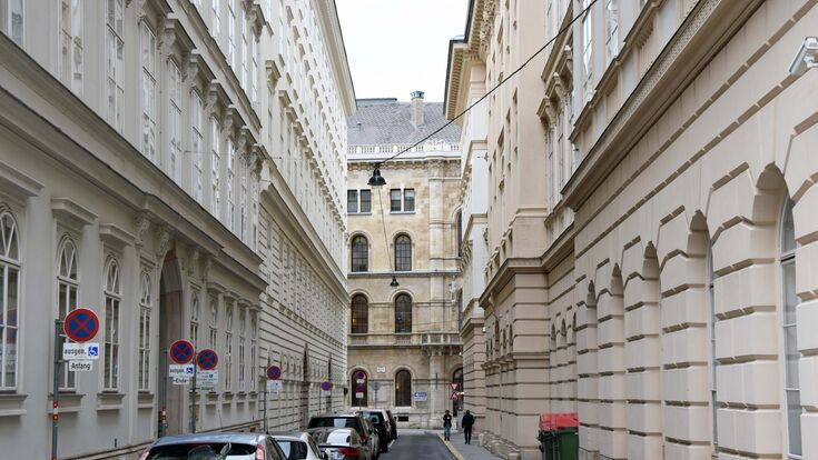 einige ältere Gebäude in einer Gasse in Wien