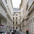 einige ältere Gebäude in einer Gasse in Wien