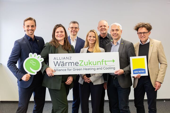 Vorstand der Forschungsinitiative Green Energy Lab und die Geschäftsführung von AEE Intec besiegeln ihre Partnerschaft im Rahmen der Allianz WärmeZukunft