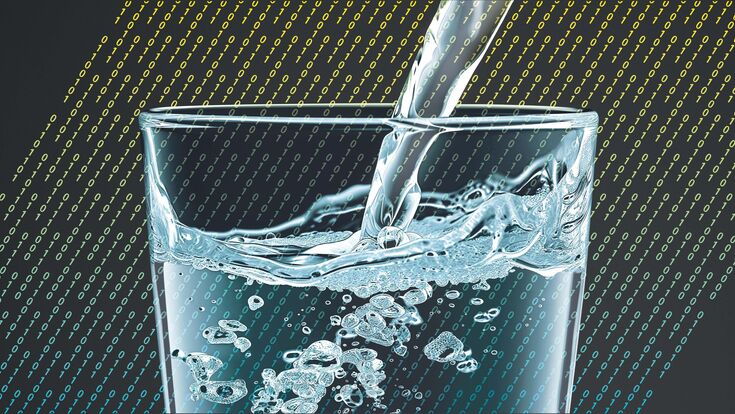 Glas, in das Wasser strömt und digitale Zeichen als Hintergrund