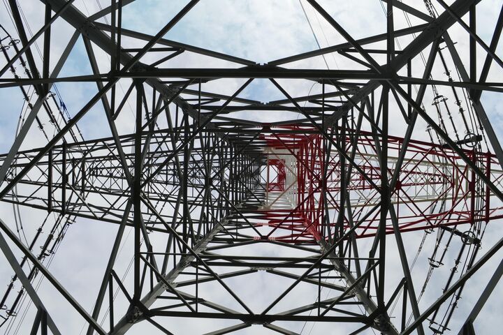 Hochspannungsmasten zur Übertragung elektrischer Energie