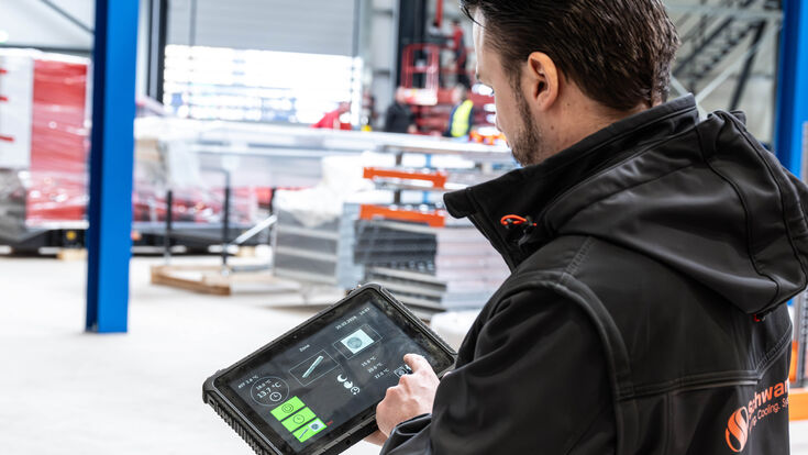 Mann, der auf einen Tablet die neue SchwankHybrid Control Regelung bedient