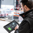 Mann, der auf einen Tablet die neue SchwankHybrid Control Regelung bedient