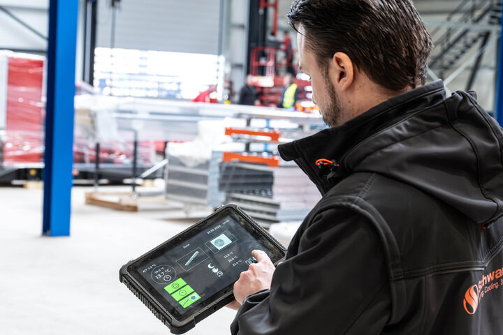 Mann, der auf einen Tablet die neue SchwankHybrid Control Regelung bedient