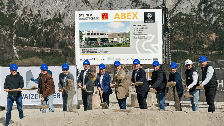 Spatenstich für die neue Niederlassung der Steiner Haustechnik in Völs mit elf beteiligten Personen