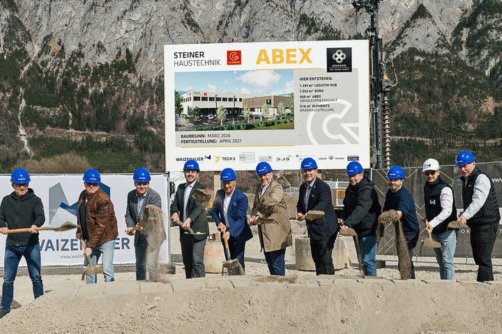 Spatenstich für die neue Niederlassung der Steiner Haustechnik in Völs mit elf beteiligten Personen