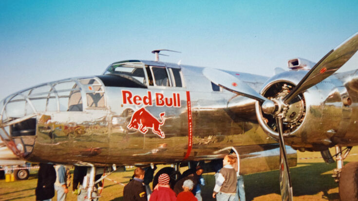 Altes Flugzeug von Red Bull gesponsert bei einer Flugschau in Österreich