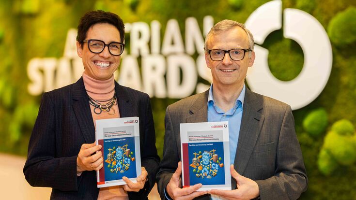 Autorin Elisabeth Sperlich und Autor Roman Schremser mit ihrem neu erschienenen Buch