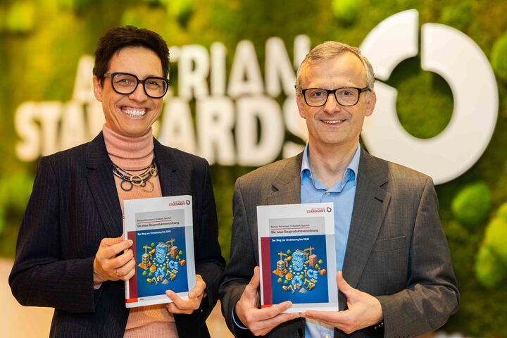 Autorin Elisabeth Sperlich und Autor Roman Schremser mit ihrem neu erschienenen Buch