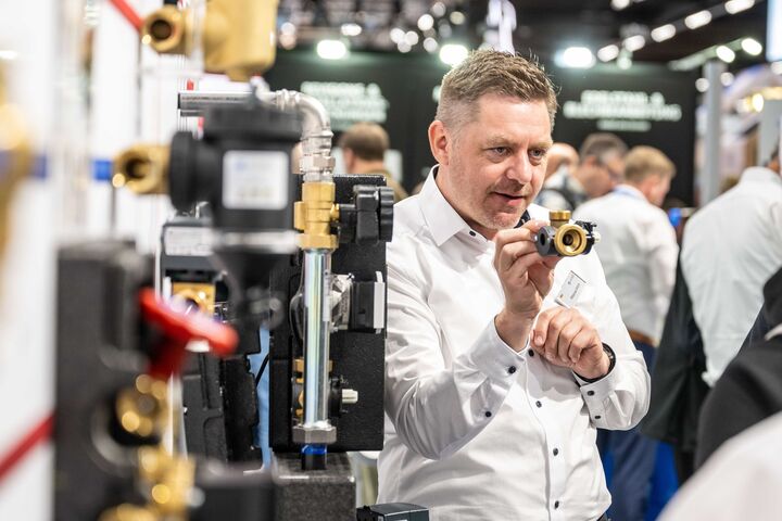 Kundenberatung am Stand von Afriso zur IFH/ Intherm
