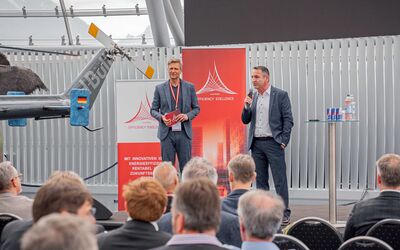 Gerhard Hafenscher von Condair (re.) moderiert einen Vortragenden an