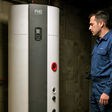 Warmwasser-Wärmepumpe Explorer Evo 3 und Installateur vor dem Gerät
