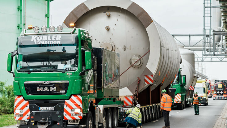 Schwerlast-Lkw liefert Plattenfallfilmverdampfer zu BASF in Ludwigshafen/D für Wärmepumpen-Anlage, die gebaut wird