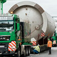 Schwerlast-Lkw liefert Plattenfallfilmverdampfer zu BASF in Ludwigshafen/D für Wärmepumpen-Anlage, die gebaut wird