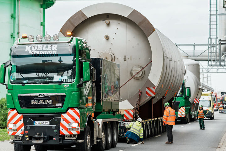 Schwerlast-Lkw liefert Plattenfallfilmverdampfer zu BASF in Ludwigshafen/D für Wärmepumpen-Anlage, die gebaut wird
