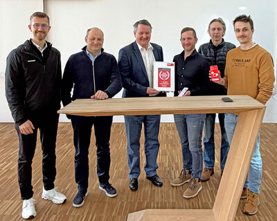 Hoval Österreich Geschäftsführer Christian Hofer überreicht dem erfolgreichen App Entwicklerteam in Zeltweg die Sieger-Urkunde