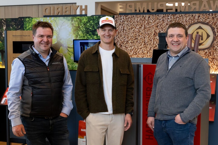 Markus Hargassner (l.) und Anton Hargassner (r.) begrueßen Spitzensportler Daniel Huber im Team