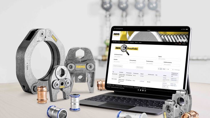 Presswerkzeuge und Laptop mit Online-Seite zum REMS PressFinder