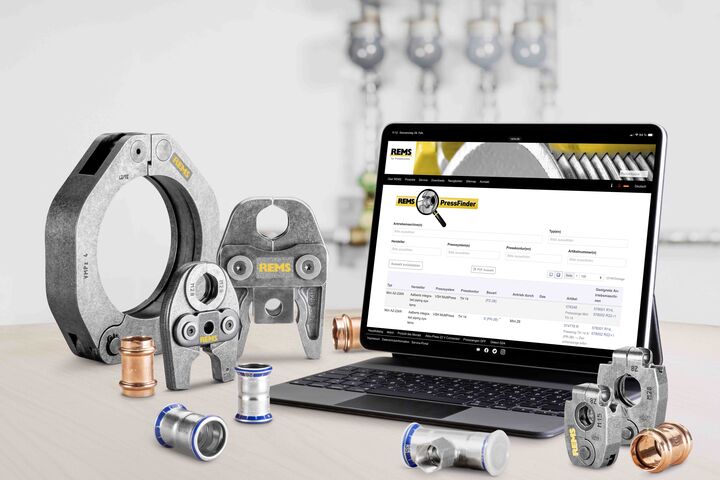 Presswerkzeuge und Laptop mit Online-Seite zum REMS PressFinder