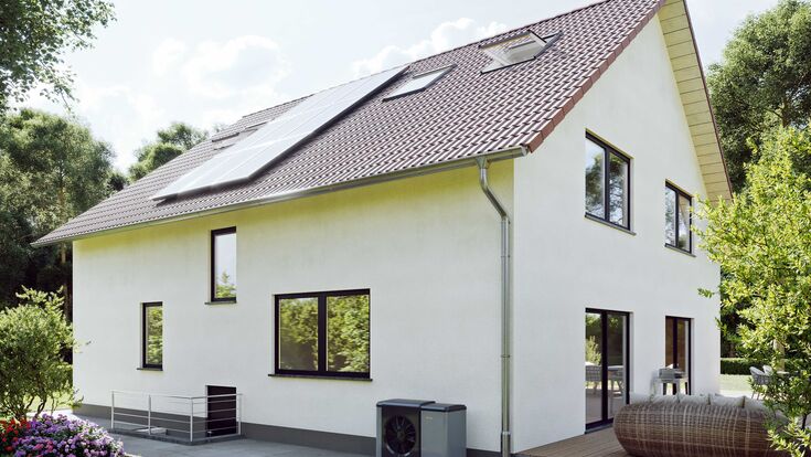 renoviertes Haus mit Wärmepumpen-Außeneinheit von WOLF davor