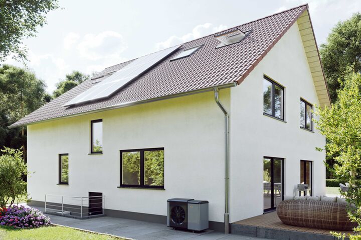 renoviertes Haus mit Wärmepumpen-Außeneinheit von WOLF davor