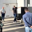 Fachleute stehen vor der Außeneinheit der Wärmepumpe aroTHERM perform bei Vaillant in Traun, Oberösterreich