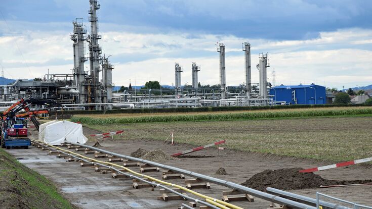 neue Gasleitungen (für Wasserstoff, Biogas, Erdgas), die verlegt werden; Erdgasförderanlage im Hintergrund