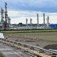 neue Gasleitungen (für Wasserstoff, Biogas, Erdgas), die verlegt werden; Erdgasförderanlage im Hintergrund