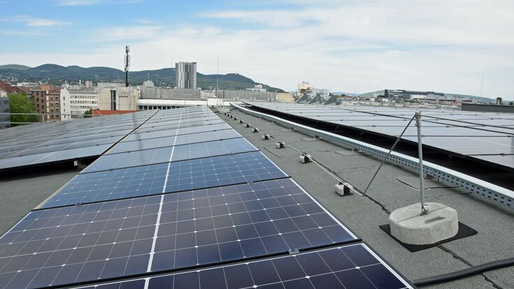 Photovoltaik-Anlage auf dem Dach der Vereinigten Eisfabriken und Kühlhallen Wien liefert erneuerbaren Strom für die Kälteanlage