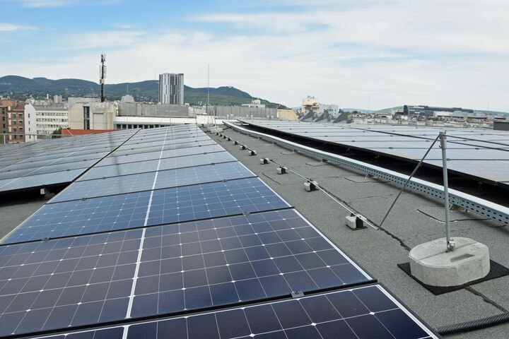 Photovoltaik-Anlage auf dem Dach der Vereinigten Eisfabriken und Kühlhallen Wien liefert erneuerbaren Strom für die Kälteanlage