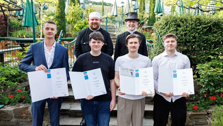 Rauchfangkehrer Innungsmeister Wien Michael Gerhard Cesnek, Bundesinnungsmeister Plesar Christian. Vordere Reihe v.l. Eric Fanselow, Lukas Röhrer, Florian Essl, Tobias Höfler