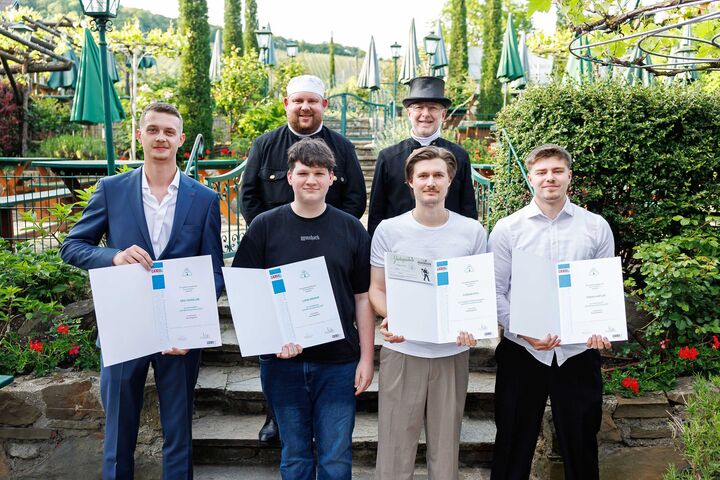 Rauchfangkehrer Innungsmeister Wien Michael Gerhard Cesnek, Bundesinnungsmeister Plesar Christian. Vordere Reihe v.l. Eric Fanselow, Lukas Röhrer, Florian Essl, Tobias Höfler