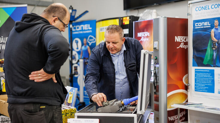 Installateur holt sich in einen ABEX-Abholmarkt Wissen bei einem Techniker