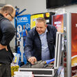 Installateur holt sich in einen ABEX-Abholmarkt Wissen bei einem Techniker