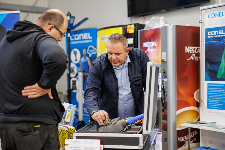 Installateur holt sich in einen ABEX-Abholmarkt Wissen bei einem Techniker