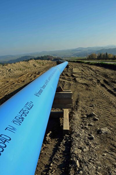 Rohrleitung zur Trinkwasserversorgung von Krems nach Zwettl, bevor sie in der Erde vergraben werden