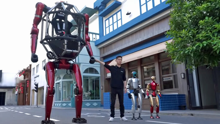 bemannbarer Roboter GD01 (li.), ein Mensch, und zwei Humanoid-Roboter von Unitree Robotics