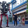 bemannbarer Roboter GD01 (li.), ein Mensch, und zwei Humanoid-Roboter von Unitree Robotics