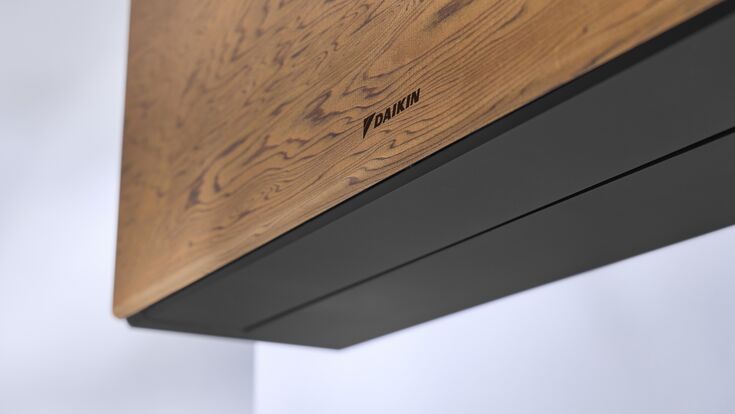Dunkle Holzoptik mit schwarzem Gehäuse eines Stylish Klima-Innengerätes von Daikin