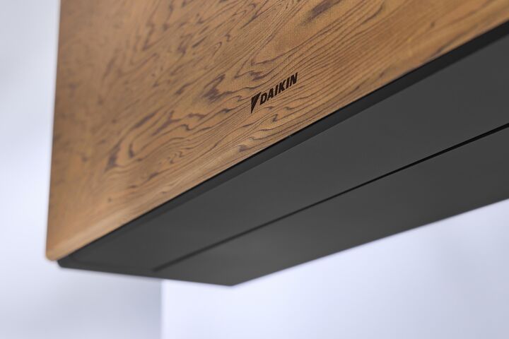Dunkle Holzoptik mit schwarzem Gehäuse eines Stylish Klima-Innengerätes von Daikin