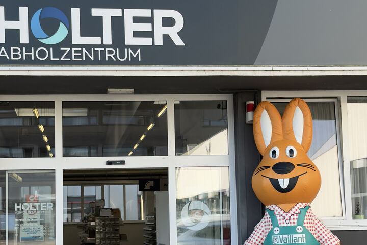 HAZ Infotag, Eingang zum Holter Abholzentrum in Salzburg mit Vaillant-Hasen vor der Tür