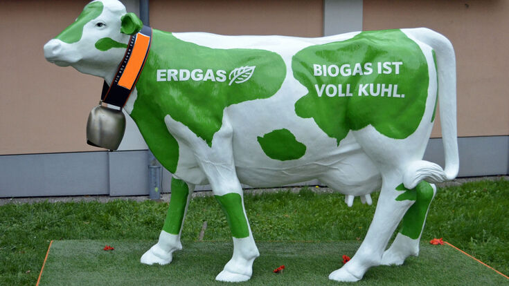 Kuh aus Kunststoff von Wien Energie mit Aufschrift Erdgas und „Biogas ist voll kuhl“