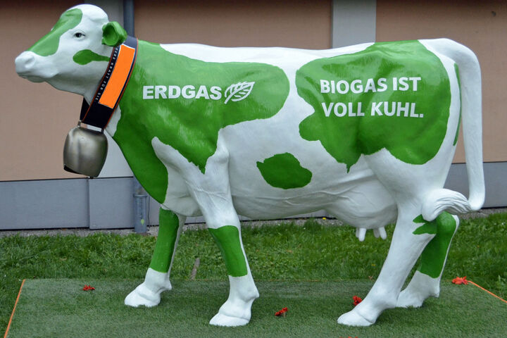 Kuh aus Kunststoff von Wien Energie mit Aufschrift Erdgas und „Biogas ist voll kuhl“