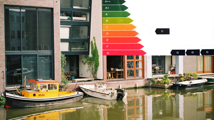 Wohngebäude bei einem Gewässer in Amsterdam, Energieausweis für Gebäude